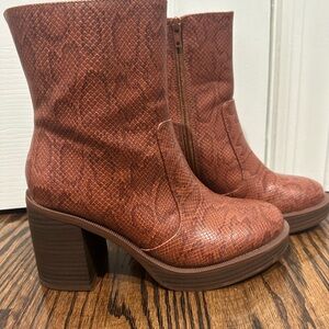 Brown snake print Booties size 7
